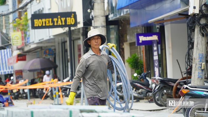 Theo Ban QLDA - ĐTXD Khu vực Phan Thiết, công tác thi công được triển khai song song với quá trình rà soát giải phóng mặt bằng. Tuy nhiên, một trong những khó khăn hiện nay là công tác bồi thường, giải phóng mặt bằng. Dự án có tổng diện tích đất thu hồi hơn 65.900m² của 5 tổ chức và 61 hộ dân. Đến nay, các phương án bồi thường vẫn chưa được phê duyệt. Trong quá trình kiểm đếm, cơ quan chức năng xác định có một số trường hợp diện tích đất thu hồi nhỏ nhưng ảnh hưởng lớn đến nhà ở, công trình trên đất.