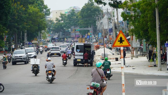 Tuyến đường Trần Hưng Đạo, đoạn qua phường Phan Thiết, tỉnh Lâm Đồng đang được sửa chữa, nâng cấp. Đại diện Ban QLDA - ĐTXD khu vực Phan Thiết (tỉnh Lâm Đồng) cho biết, điểm đầu dự án là đoạn vòng xoay đường 19/4 và điểm cuối giao với đường Trần Phú, thuộc phường Phan Thiết, tổng mức đầu tư hơn 196 tỷ đồng.