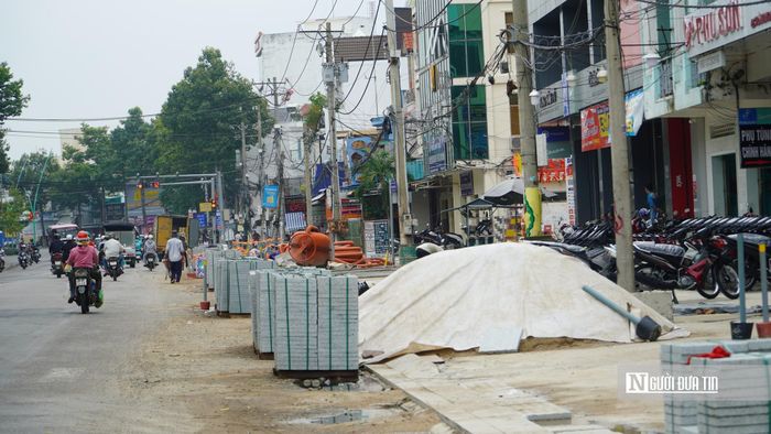 Một đoạn vỉa hè đang được hoàn thiện bó vỉa. Theo kế hoạch, vỉa hè sẽ được lát gạch và đá granite, đồng bộ với cảnh quan tuyến đường.