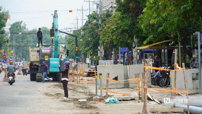 Ghi nhận thực tế của Người Đưa Tin vào ngày 28/8, trên nhiều đoạn tuyến, đơn vị thi công đang tập trung đào và lắp đặt hệ thống thoát nước, đồng thời đúc các cấu kiện bê tông phục vụ công trình.