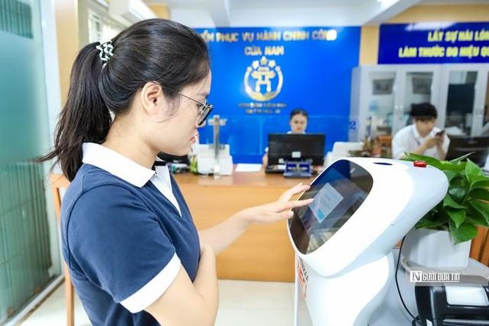 Thủ tục hành chính công gọn gàng, số hóa, thân thiện nhờ robot AI (Ảnh: Hữu Thắng).