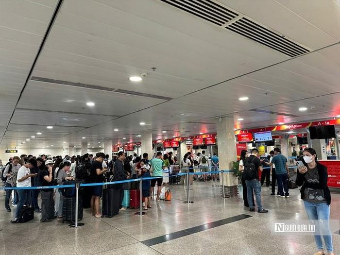 Hành khách xếp hàng dài làm thủ tục tại nhà ga T1.