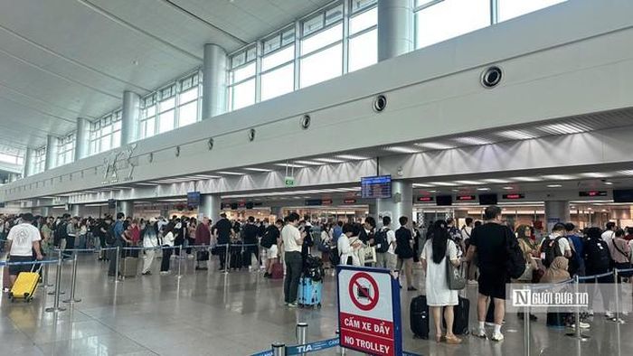 Khu vực nhà ga T2 Quốc tế đông hành khách.