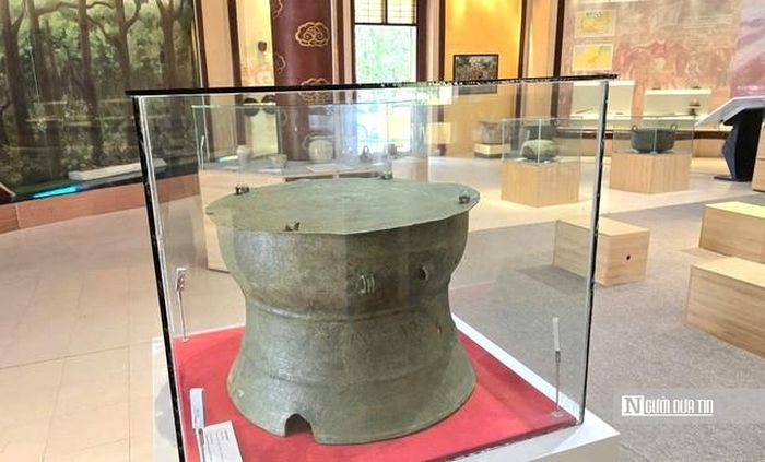 Bên trong nhà trưng bày các hiện vật tại Khu di tích Quốc gia đặc biệt Lam Kinh.