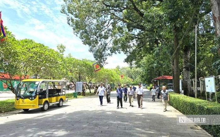 Đoàn du khách từ Hà Nội đến với Lam Kinh trong ngày đầu nghỉ lễ 2/9.