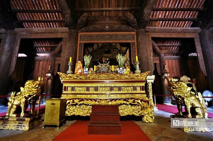 Bên trong khu chính điện Lam Kinh.
