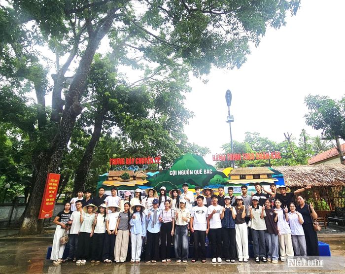 Triển lãm đã để lại ấn tượng mạnh mẽ và những cảm xúc sâu lắng trong lòng người xem. "Những hình ảnh, tư liệu quý giá tại đây đã giúp chúng tôi hiểu sâu sắc hơn về lịch sử dân tộc và chặng đường bôn ba cứu nước đầy gian truân của Bác. Qua hành trình vĩ đại của Người, tôi không chỉ tích lũy thêm nhiều kiến thức bổ ích mà còn mở rộng tầm nhìn, có thêm nguồn tư liệu thực tế sinh động để tiếp tục truyền đạt, giáo dục cho thế hệ mai sau", chị Nguyễn Thị Nam, 45 tuổi, giáo viên tiểu học trên địa bàn xã Thiên Nhẫn, chia sẻ. Ảnh KDTKL.