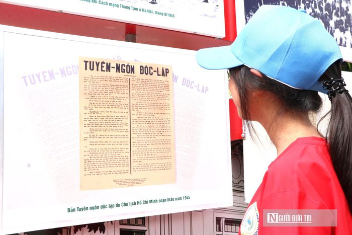 Tại triển lãm, hình ảnh nhiều em học sinh chăm chú tìm hiểu từng tư liệu, hiện vật lịch sử đã để lại ấn tượng sâu sắc. "Qua triển lãm này, chúng em đã hiểu sâu sắc hơn về lịch sử hào hùng của đất nước và chặng đường gian khổ cứu nước của Bác Hồ. Em cảm thấy vô cùng tự hào. Đối với thế hệ học sinh như chúng em, đây chính là nguồn tư liệu thực tế trực quan và ý nghĩa nhất để bồi đắp lòng yêu nước, đồng thời tiếp nối, giữ gìn mạch nguồn truyền thống của cha ông", em Hà Mỹ Ngân, trú tại phường Vinh Hưng, tỉnh Nghệ An, chia sẻ.