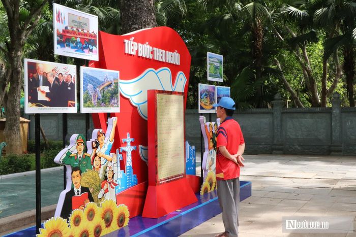 Khép lại hành trình là mô hình “Tiếp bước theo Người”, giới thiệu những thành tựu nổi bật của đất nước trong công cuộc đổi mới và hội nhập. Từ những lời căn dặn trong Di chúc của Chủ tịch Hồ Chí Minh đến những hình ảnh về Việt Nam hôm nay, mô hình gửi gắm thông điệp về sức sống bền vững của tư tưởng, đạo đức, phong cách Hồ Chí Minh và trách nhiệm của mỗi người dân trong việc tiếp tục học tập và làm theo lời Bác, chung sức xây dựng đất nước ngày càng phát triển phồn vinh, hạnh phúc.