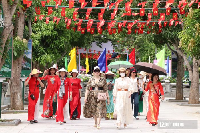 Đến với Khu di tích lịch sử Kim Liên, xã Kim Liên, tỉnh Nghệ An vào những ngày Thu tháng Tám và Quốc khánh 2/9, du khách không chỉ được về thăm quê hương thân thương của Bác Hồ, mà còn có cơ hội thưởng lãm không gian trưng bày chuyên đề “Hành trình theo chân Bác” đầy ý nghĩa được tổ chức ngay tại đây.