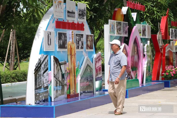 Toàn bộ không gian trưng bày được thiết kế công phu theo trình tự thời gian, tạo nên một mạch kết nối tuyến tính giữa các địa danh, sự kiện và dấu mốc lịch sử quan trọng. Đi từ điểm xuất phát là quê hương Kim Liên, triển lãm dẫn dắt người xem qua hành trình bôn ba tìm đường cứu nước, giai đoạn đấu tranh giành độc lập, thống nhất sông núi, cho đến công cuộc đổi mới và hội nhập quốc tế của Việt Nam ngày nay.