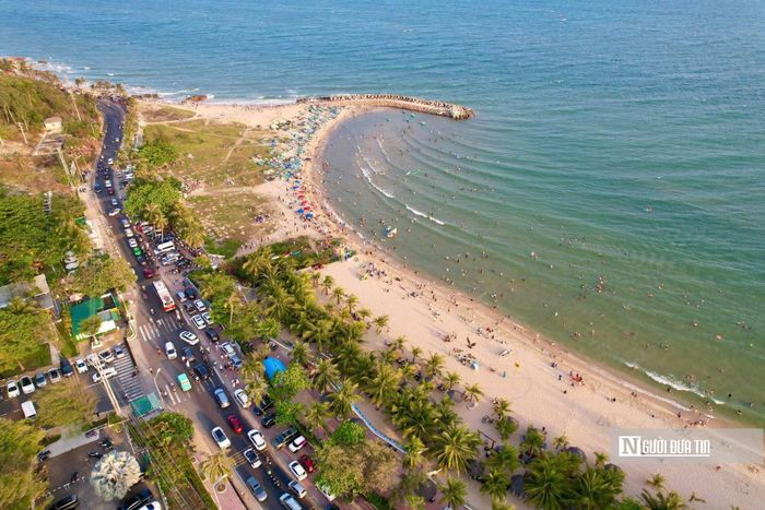 Du khách tắm biển ở khu vực Mũi Né.