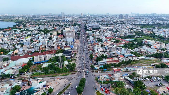 Quốc lộ 13 khi hoàn thành không chỉ giải quyết triệt để "bóng ma" kẹt xe tại cửa ngõ Đông Bắc, rút ngắn thời gian di chuyển từ Bình Dương (cũ), Đồng Nai vào trung tâm Tp.HCM, mà còn đồng bộ hạ tầng kết nối liền mạch từ trung tâm Tp.HCM (trục Hàng Xanh - Bình Triệu đang được nghiên cứu đường trên cao) ra đến các tuyến vành đai và vùng kinh tế trọng điểm phía Bắc.