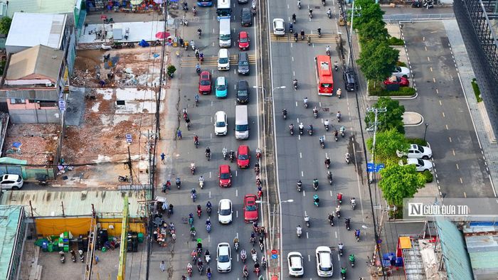 Hiện trạng giao thông ngột ngạt, ùn tắc kéo dài hàng giờ liền mỗi ngày, đặc biệt là vào giờ cao điểm.