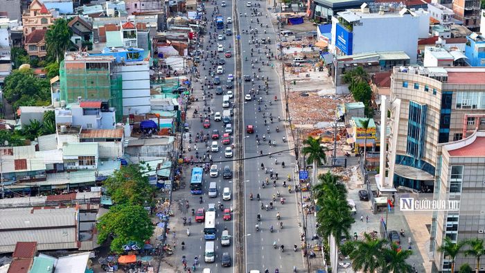 Để giải quyết dứt điểm tình trạng này, UBND Tp.HCM đã quyết định mở rộng Quốc lộ 13 lên 60m, từ 4 – 6 làn xe hiện hữu lên 8 – 10 làn xe. Đặc biệt, khoảng 3,5km đoạn giữa tuyến sẽ được xây dựng cầu cạn 4 làn xe, tốc độ tối đa 80km/h.