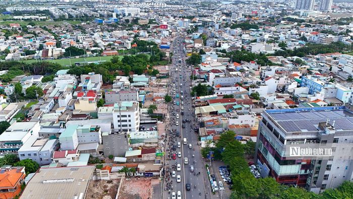 Trao đổi với PV, lãnh đạo UBND phường Hiệp Bình (Tp.HCM) cho biết, để phục vụ việc mở rộng Quốc lộ 13, UBND Tp.HCM đã thu hồi đất của 1.041 trường hợp, trong đó hơn 200 hộ phải giải tỏa toàn bộ. Hiện công tác bồi thường, giải phóng mặt bằng cơ bản hoàn thiện và phường sẽ sớm bàn giao 100% mặt bằng cho chủ đầu tư để thi công.