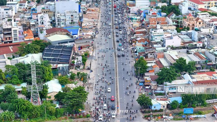 Theo quan sát của Người Đưa Tin, đến chiều ngày 29/8, công tác phá dở, bàn giao mặt bằng vẫn đang được tiến hành khẩn trương theo chiến dịch "cuốn chiếu", dồn lực di dời hạ tầng kỹ thuật (điện, nước, viễn thông) để bàn giao toàn bộ các "mặt bằng sạch" cho liên danh nhà thầu công trình.