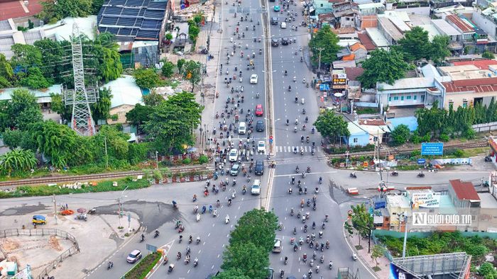 Quốc lộ 13 là "mạch máu" kết nối vùng kinh tế trọng điểm phía Nam. Việc mở rộng tuyến Quốc lộ này không chỉ giúp giảm tình trạng kẹt xe kéo dài hàng thập kỷ qua, mà còn giúp việc lưu thông, vận chuyển hàng hóa thuận lợi, giảm mạnh chi phí vận tải cho doanh nghiệp.