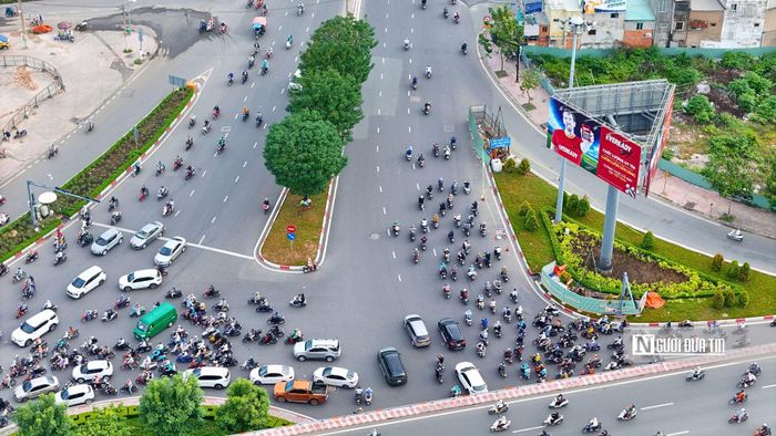 Ngoài ra, trục Quốc lộ 13 được mở rộng sẽ đi kèm hệ thống vỉa hè cây xanh, thoát nước đồng bộ chống ngập, mở đường cho dòng vốn đầu tư dịch vụ, thương mại đổ về, làm thay đổi bộ mặt kiến trúc đô thị của cả khu vực Đông Bắc Tp.HCM.