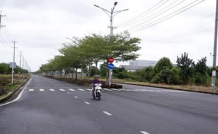 Một số trục giao thông chính trong khu công nghiệp Khánh An đã được đâu thông thoáng.