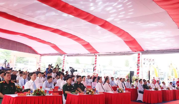 Các đại biểu tham dự buổi lễ.