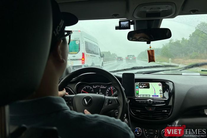 Khi trời mưa, tầm nhìn hạn chế và giao thông phức tạp, tài xế không nên phụ thuộc vào cruise control mà cần chủ động kiểm soát tốc độ. Ảnh: Thượng Tâm.