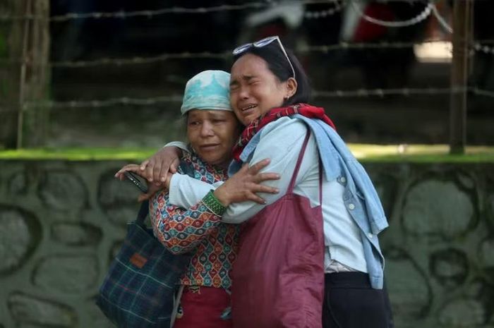 Matti Maya Tamang, 28 tuổi, xúc động sau khi gặp một người bạn có ngôi làng bị thiệt hại nặng nề do trận lũ quét và sạt lở đất kinh hoàng, tại huyện Rasuwa, Nepal, ngày 28/8. Ảnh: Reuters.