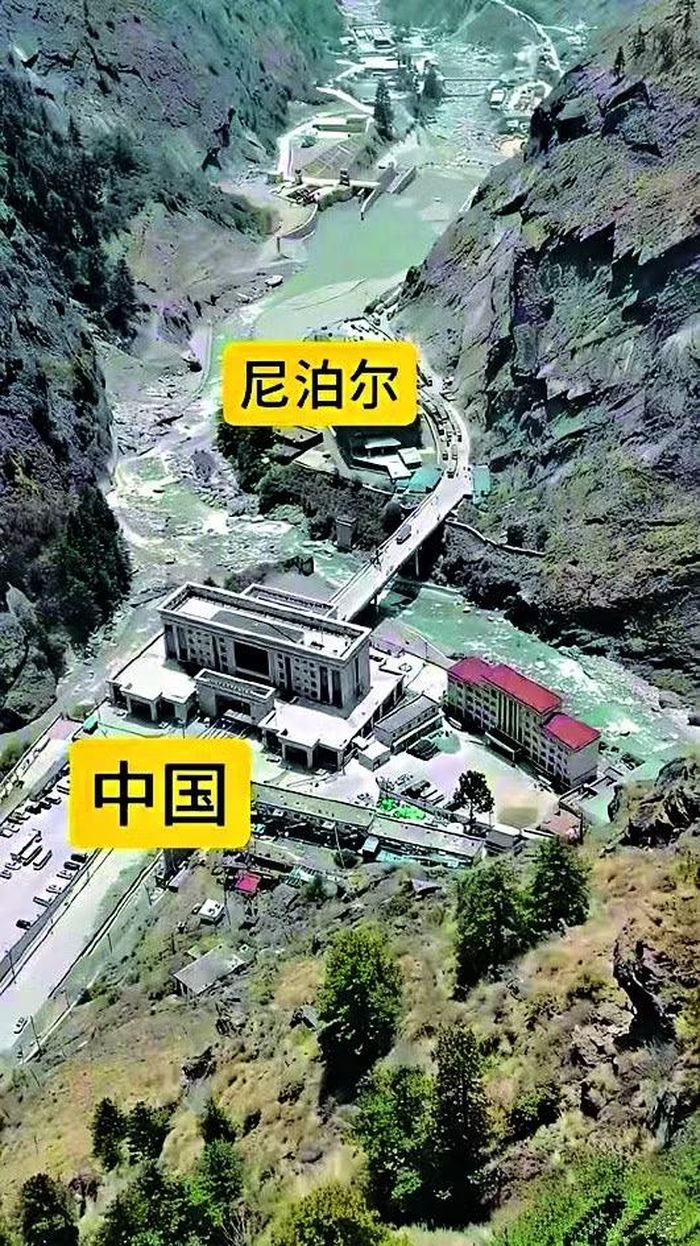 Cửa khẩu Gyirong với cây cầu Hữu nghị nối hai nước trước khi xảy ra thảm họa. Ảnh: Singtao.