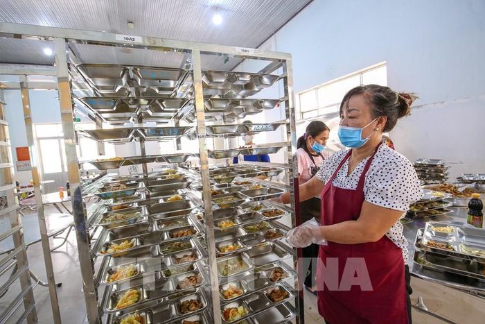 Nhà trường chuẩn bị chu đáo các suất ăn, bảo đảm dinh dưỡng cho học sinh trong năm học mới. Ảnh: Giang Phương - TTXVN