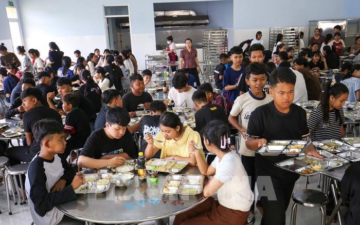 Học sinh dùng bữa trưa tại khu nhà ăn nội trú Trường Phổ thông Dân tộc Nội trú Tây Ninh. Ảnh: Giang Phương - TTXVN