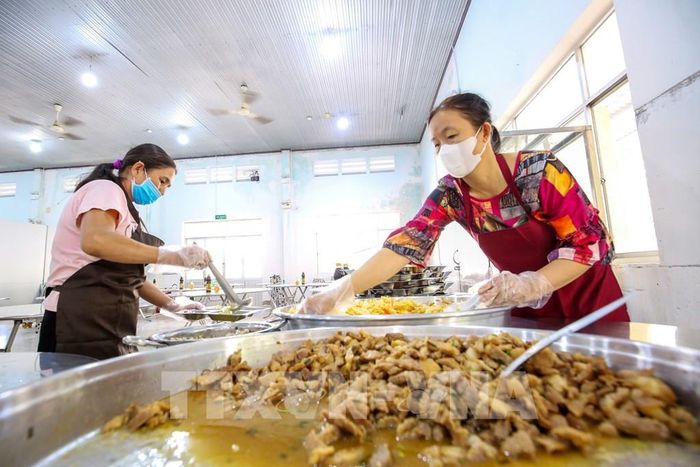 Bữa ăn nội trú được nhà trường chuẩn bị kỹ lưỡng, bảo đảm đầy đủ dinh dưỡng, góp phần chăm sóc sức khỏe để học sinh yên tâm học tập và rèn luyện. Ảnh: Giang Phương - TTXVN