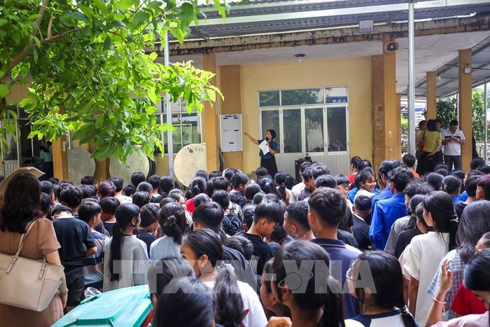 Học sinh Trường Phổ thông Dân tộc Nội trú Tây Ninh tham gia sinh hoạt, phổ biến quy chế tại khu ký túc xá trước thềm năm học mới. Ảnh: Giang Phương - TTXVN