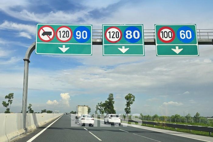 Biển báo cấm ô tô tải bám làn trái trên cao tốc Hà Nội - Hải Phòng. Ảnh: Văn Xuyên/BNEWS/TTXVN