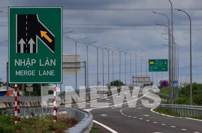 Biển hướng dẫn nhập làn khi vào cao tốc. Ảnh: Phú Vinh/BNEWS/TTXVN