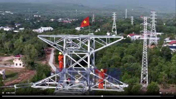 Trên công trường, các lực lượng thi công phải tranh thủ từng khoảng thời gian thời tiết thuận lợi. Ảnh: TTXVN phát