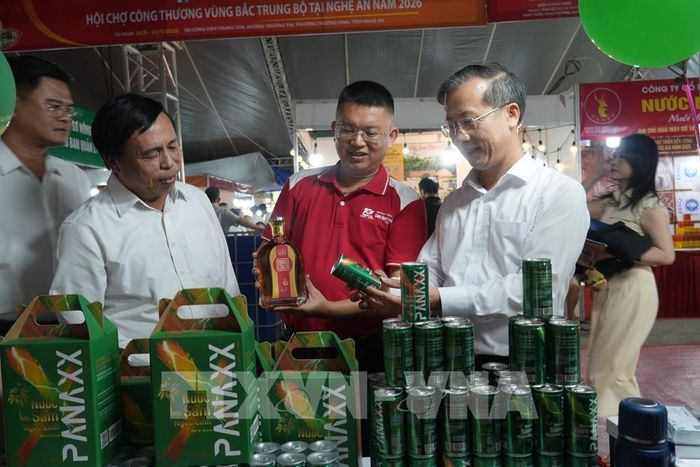 Đại biểu tham quan,tìm hiểu các sản phẩm Sâm Ngọc linh tại Hội chợ. Ảnh: Bích Huệ - TTXVN 