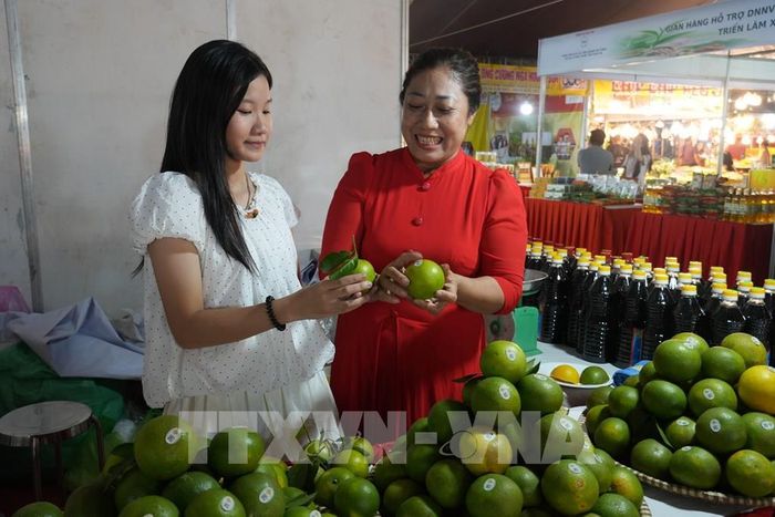 Sản phẩm OCOP 3 sao cam Vinh Hương Hóa, xã Nhân Hòa nổi tiếng thơm ngon, vị ngọt thanh được khách hàng ưa chuộng. Ảnh: Bích Huệ - TTXVN 