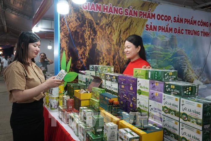 Nhiều sản phẩm đặc trưng từ các vùng miền trong cả nước tham gia Hội chợ. Ảnh: Bích Huệ - TTXVN