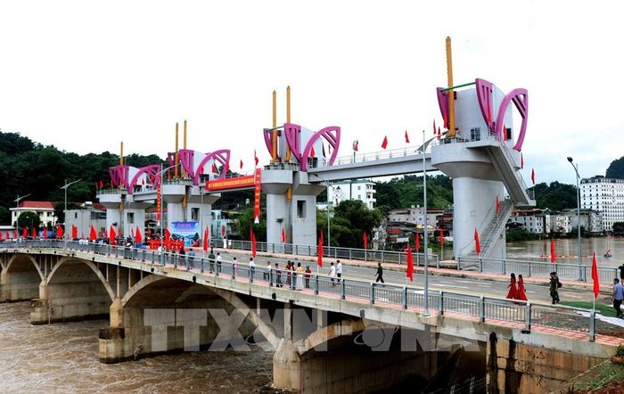Đập dâng nước tạo cảnh quan trung tâm phường Hà Giang 1 mang lại diện mạo mới cho khu vực trung tâm đô thị. Ảnh: Đức Thọ - TTXVN