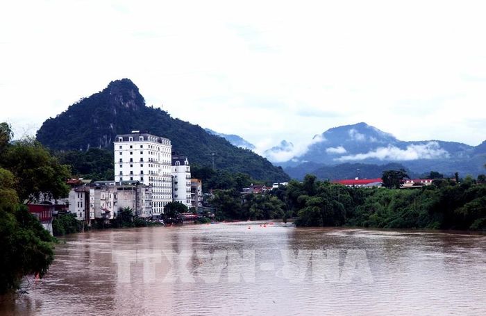 Đập dâng nước tạo cảnh quan, mở ra không gian mặt nước mới cho khu vực trung tâm phường Hà Giang 1. Ảnh: Đức Thọ - TTXVN