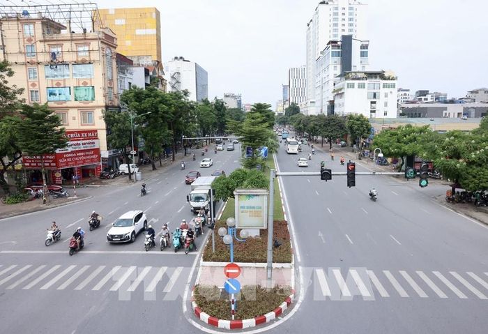 Đường Hoàng Quốc Việt vắng vẻ, yên tĩnh trong sáng 29/8. Ảnh: Quốc Khánh-TTXVN