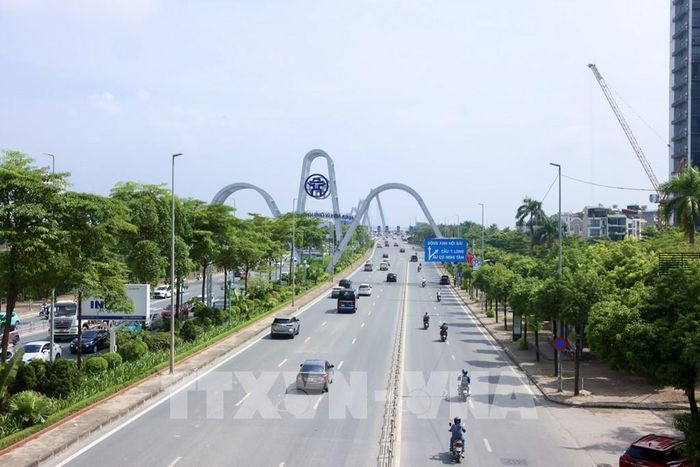 Ở đường dẫn lên cầu Nhật Tân, các phương tiện di chuyển thuận lợi trong buổi sáng 29/8, khác với tối qua 28/8 ùn tắc kéo dài hàng km, các phương tiện nhích từng mét một qua cầu. Ảnh: Quốc Khánh - TTXVN