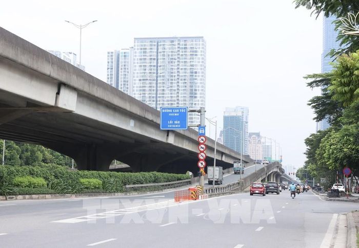Lối lên đường Vành đai 3 hướng đi cầu Thăng Long, các phương tiện di chuyển thuận lợi trong ngày đầu tiên của kỳ nghỉ lễ 2/9. Ảnh: Quốc Khánh - TTXVN
