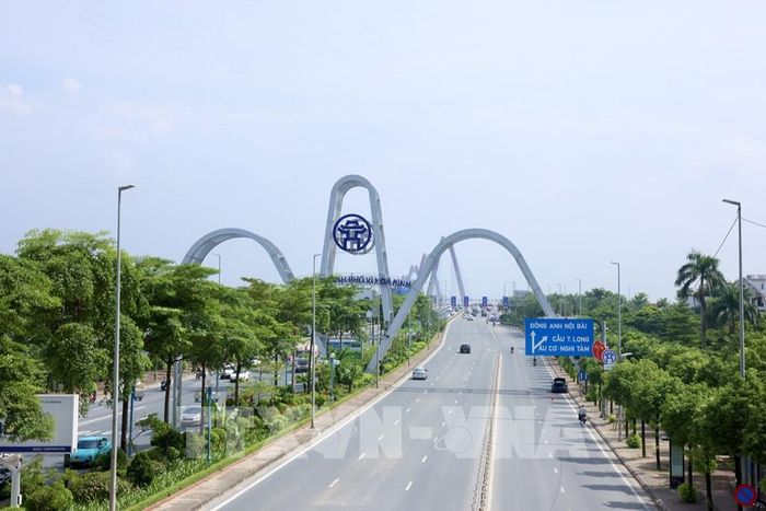 Cửa ngõ phía Bắc hướng lên cầu Nhật Tân các phương tiện di chuyển thuận lợi trong sáng 29/8. Ảnh: Quốc Khánh - TTXVN