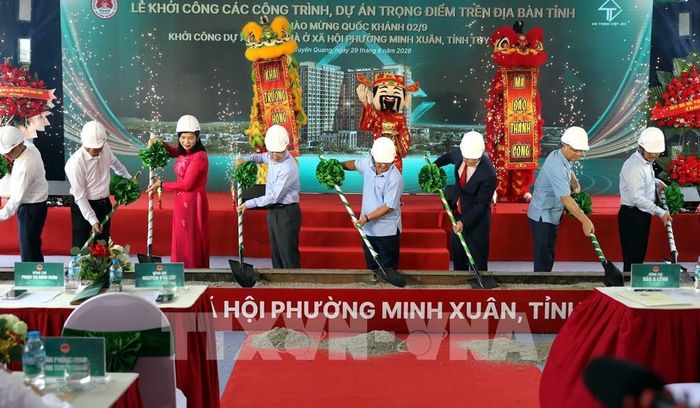 Các đại biểu thực hiện nghi thức động thổ dự án Khu nhà ở xã hội phường Minh Xuân, tỉnh Tuyên Quang. Ảnh: Quang Cường – TTXVN