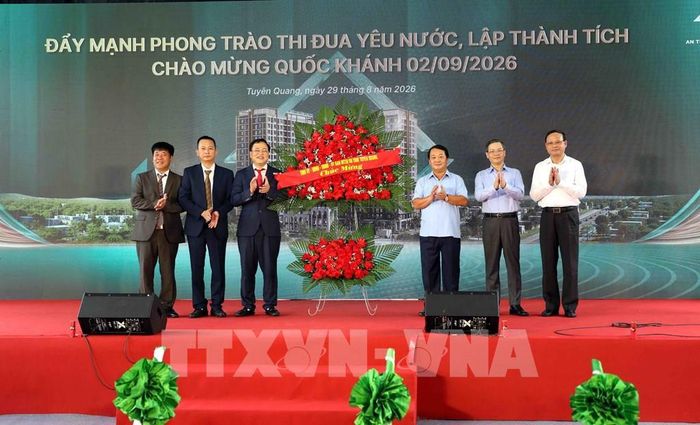 Lãnh đạo tỉnh Tuyên Quang tặng hoa chúc mừng chủ đầu tư dự án Khu nhà ở xã hội phường Minh Xuân, tỉnh Tuyên Quang. Ảnh: Quang Cường – TTXVN