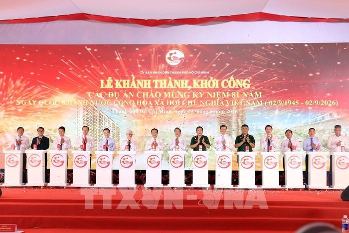 Các đại biểu thực hiện nghi thức khánh thành, khởi công các dự án chào mừng Quốc khánh. Ảnh: Tiến Lực - TTXVN