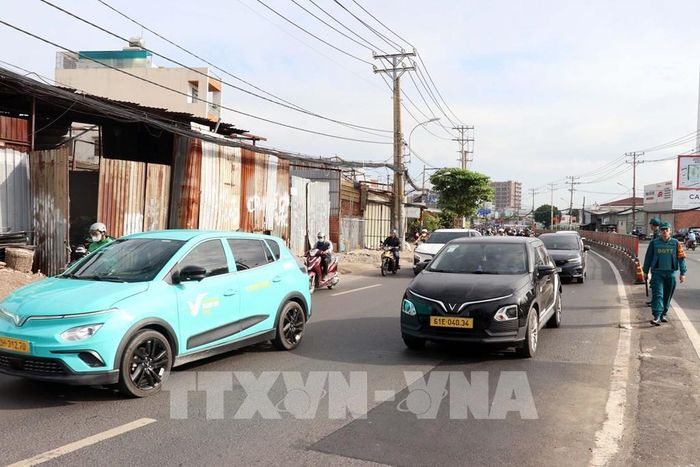 Quốc lộ 13, đoạn từ cầu Bình Triệu đến ranh Bình Dương cũ có lưu lượng phương tiện đông, mặt đường nhỏ hẹp. Ảnh: Tiến Lực - TTXVN