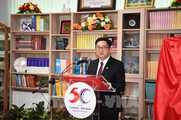 Tổng Lãnh sự Việt Nam tại Khon Kaen Đinh Hoàng Linh phát biểu tại lễ Khánh thành Thư viện Việt Nam. Ảnh: Phạm Hải - PV TTXVN tại Thái Lan