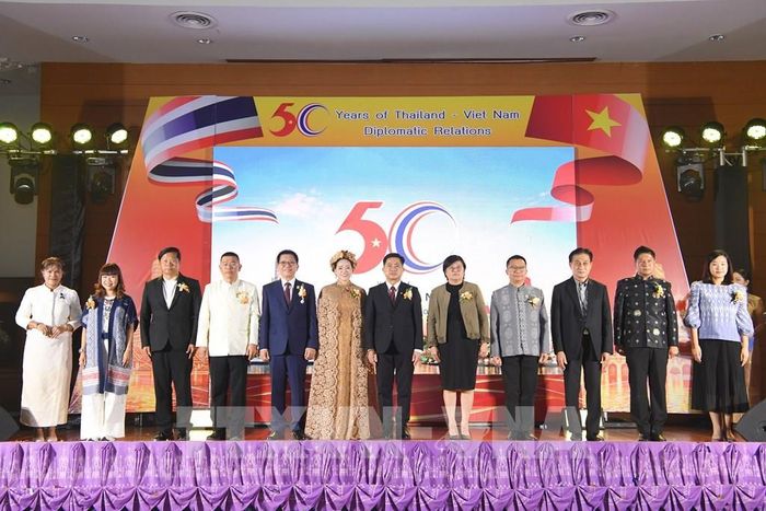 Tổng Lãnh sự Việt Nam tại Khon Kaen (ở giữa) chụp ảnh cùng các đại biểu tại Lễ khai mạc Lễ hội Văn hóa Việt Nam - Thái Lan. Ảnh: Phạm Hải - PV TTXVN tại Thái Lan